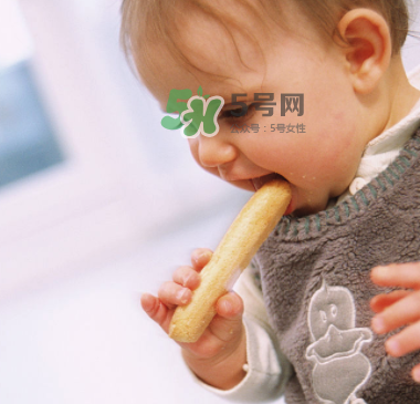 寶寶沒長(zhǎng)牙能吃磨牙棒嗎？寶寶沒長(zhǎng)牙可以吃磨牙餅干嗎？