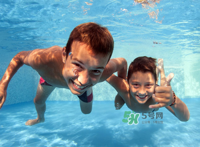 游泳為什么要穿泳衣？為什么游泳要穿泳衣？