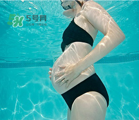 孕婦能游泳嗎？孕婦能不能去游泳池？