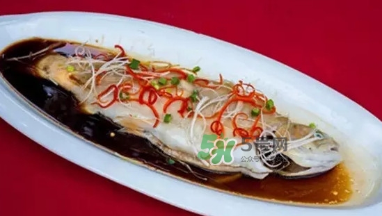 金鱒魚清蒸為什么變黑？食用金鱒魚有什么好處