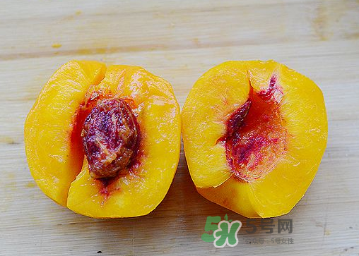來月經(jīng)可以吃黃桃嗎？大姨媽來了可以吃黃桃嗎？