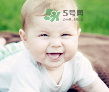 夏天寶寶頭上長紅疙瘩怎么回事？夏天寶寶頭上長東西怎么辦？