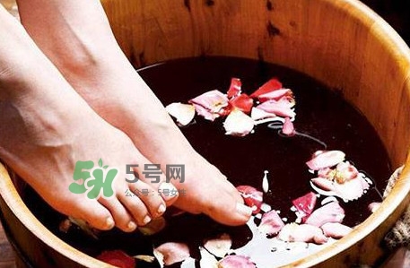醋泡腳要加水嗎？醋泡腳用熱水還是冷水？