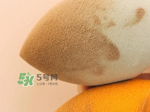 硅膠粉撲和海綿粉撲哪個(gè)好？硅膠粉撲和美妝蛋哪個(gè)好