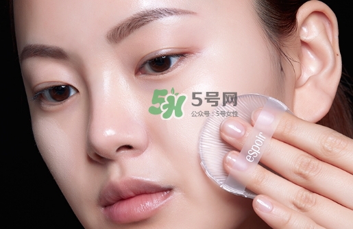 硅膠粉撲和海綿粉撲哪個(gè)好？硅膠粉撲和美妝蛋哪個(gè)好
