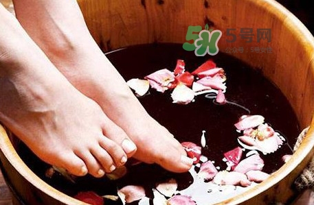 花椒水泡腳能降血壓嗎？泡腳是干花椒好還是鮮花椒好