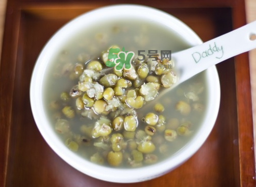 綠豆湯和牛奶能一起吃嗎？喝綠豆湯同時(shí)可以喝牛奶嗎？