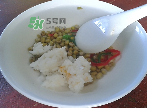綠豆湯和牛奶能一起吃嗎？喝綠豆湯同時(shí)可以喝牛奶嗎？