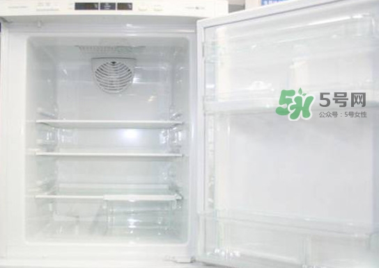 冰箱夏天溫度應該調(diào)到幾檔？冰箱里面冰太多怎么辦