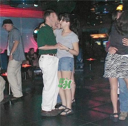 男人在公眾場(chǎng)合勃起如何化解尷尬？