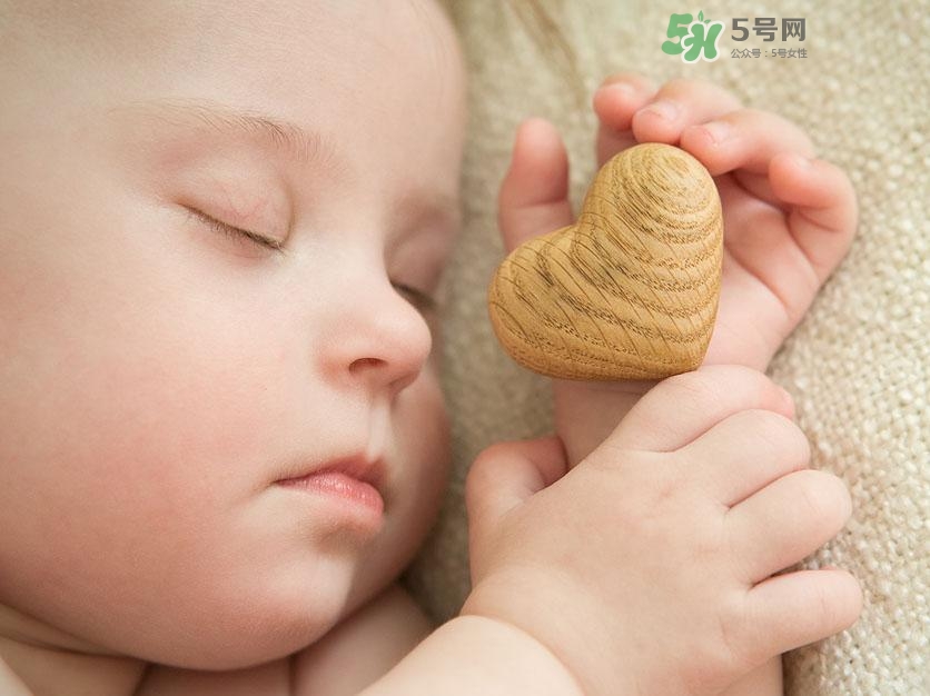 什么時候跟孩子分床睡好？嬰兒跟父母分房睡還是分床睡？