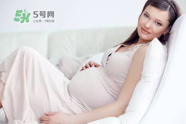 孕期肚皮癢是怎么回事？妊娠紋癢怎么辦？