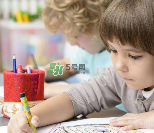 暑假孩子不寫作業(yè)怎么辦？暑假不想寫作業(yè)怎么教育？