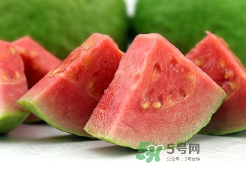 芭樂中間的籽可以吃嗎？芭樂榨汁籽要去嗎