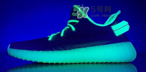 adidas yeezy boost 350 v2黃斑馬是夜光的嗎？