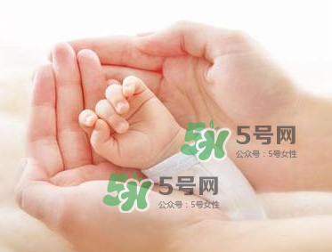 坐月子要穿內(nèi)衣嗎？坐月子不穿內(nèi)衣胸會下垂嗎？