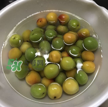 自制青梅酒的做法 青梅酒泡多久可以喝？