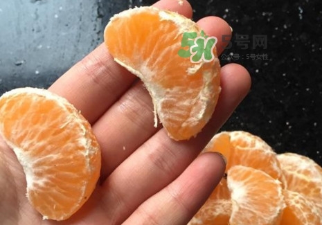 橘子里的白絲能吃嗎？橘子瓣上面的白絲吃了有什么好處？