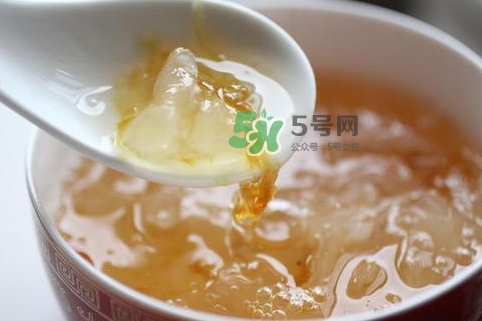 燕窩和銀耳的功效一樣嗎？燕窩和銀耳的區(qū)別？