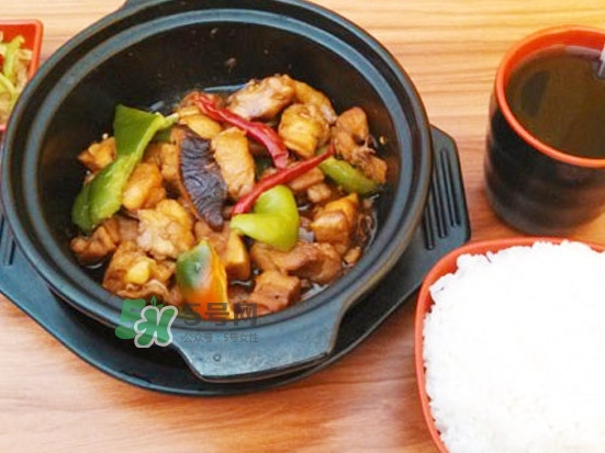 黃燜雞米飯多少錢一份？黃燜雞米飯?zhí)攸c是什么