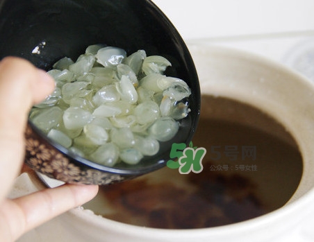 皂角米有假的嗎？怎樣辨別皂角米有沒(méi)有泡過(guò)硫磺