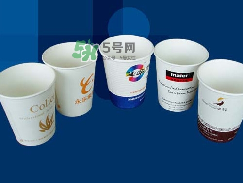 一次性紙杯可以裝開水嗎？能不能用一次性紙杯喝熱水？