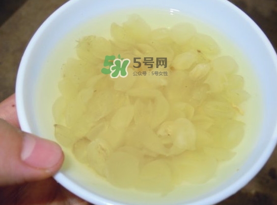 皂角米可以用熱水泡嗎？皂角米用冷水泡好還是熱水泡好