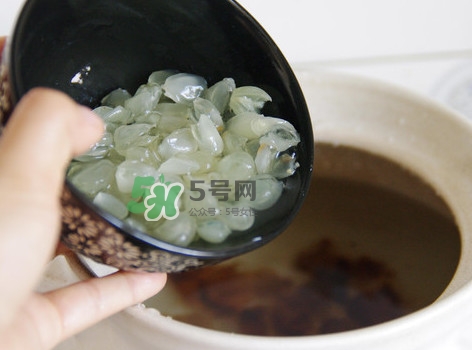 泡皂角米的水要倒掉嗎？泡皂角米的水有什么作用