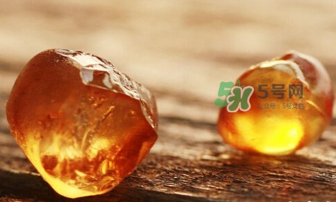 桃膠什么顏色的好？桃膠顏色深色好還是淺色好