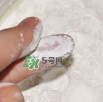 寶寶用爽身粉有危害嗎？爽身粉對寶寶有什么危害？