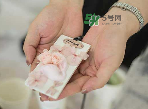 送永生花代表什么？一個(gè)男孩送自己永生花是什么意思？