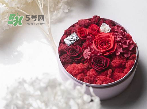 送永生花代表什么？一個(gè)男孩送自己永生花是什么意思？