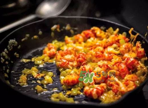 小龍蝦泡飯好吃嗎？小龍蝦泡飯怎么做好吃？