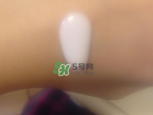 olay玉蘭油小白瓶小綠瓶哪個(gè)好？olay小白瓶小綠瓶區(qū)別