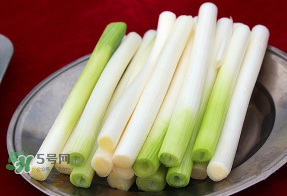 大蔥有青蟲怎么去除？大蔥有白斑是什么原因