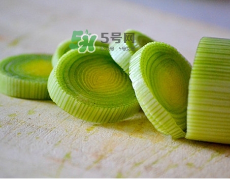 大蔥怎么切不辣眼睛？大蔥怎么做好吃