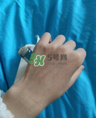 olay淡斑小白瓶和olay光感小白瓶哪個好？