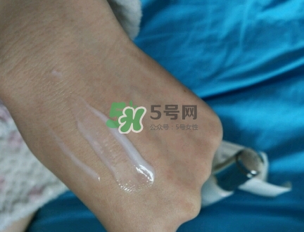 olay淡斑小白瓶和olay光感小白瓶哪個好？