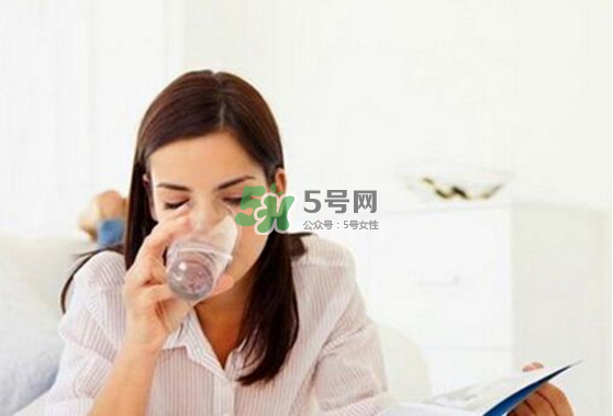 喝水就想小便是什么原因？喝水尿頻怎么辦？