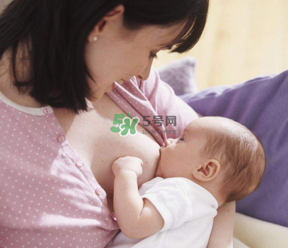 母乳喂養(yǎng)會乳糖不耐受嗎？母乳喂養(yǎng)會過度喂養(yǎng)嗎？