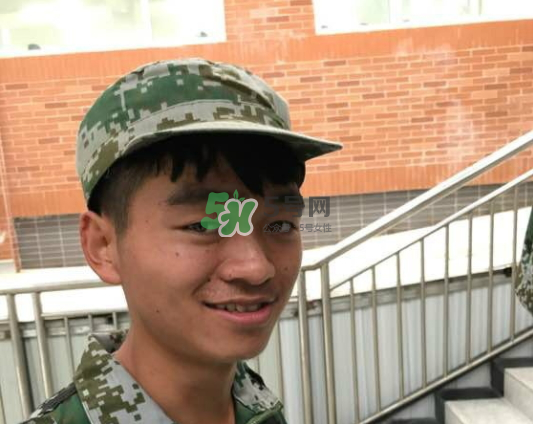 神似王寶強(qiáng)大一新生是誰？神似王寶強(qiáng)大一新生叫什么名字？
