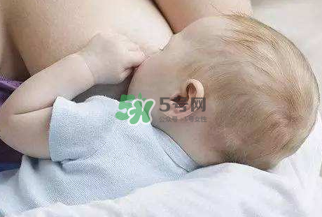 母乳喂養(yǎng)會(huì)積食嗎？純母乳喂養(yǎng)的寶寶會(huì)積食嗎？
