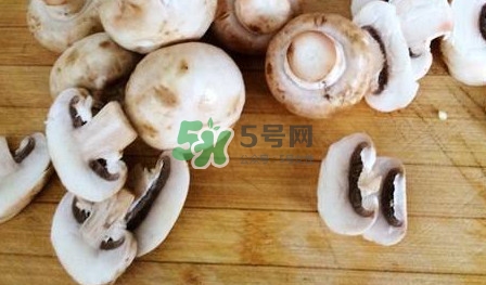 口蘑里面是黑色正常嗎？口蘑需要焯水嗎