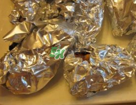 錫箔紙可以放微波爐嗎？錫箔紙可以放入烤箱嗎