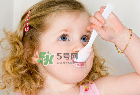 一歲后的寶寶如何喂養(yǎng)？寶寶喝牛奶好嗎？