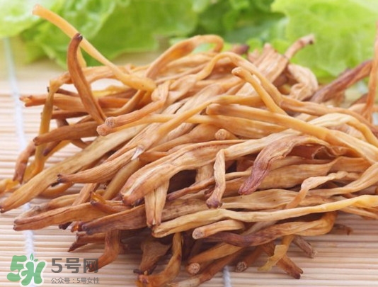 黃花菜是植物的什么部分？黃花菜要去芯嗎？