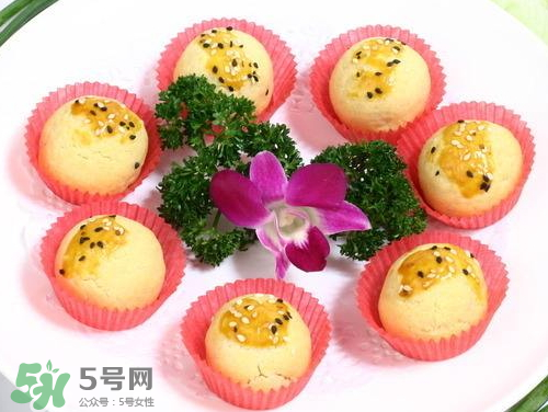 為什么蛋黃酥的皮很硬？蛋黃酥油皮太硬怎么辦？