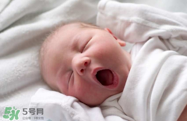 寶寶驚厥是什么癥狀？如何區(qū)別寶寶驚厥和驚跳？
