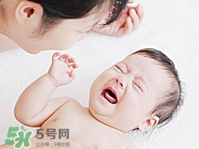 寶寶驚跳是什么癥狀？寶寶驚跳反應(yīng)怎么安撫？