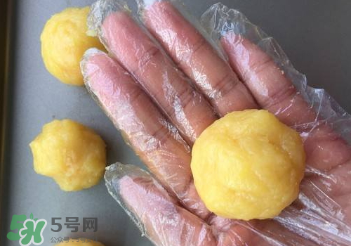 蛋黃酥油皮怎么揉出膜？蛋黃酥油皮不出膜怎么辦？